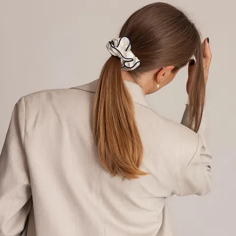 Sidenscrunchie med kantsöm Vit