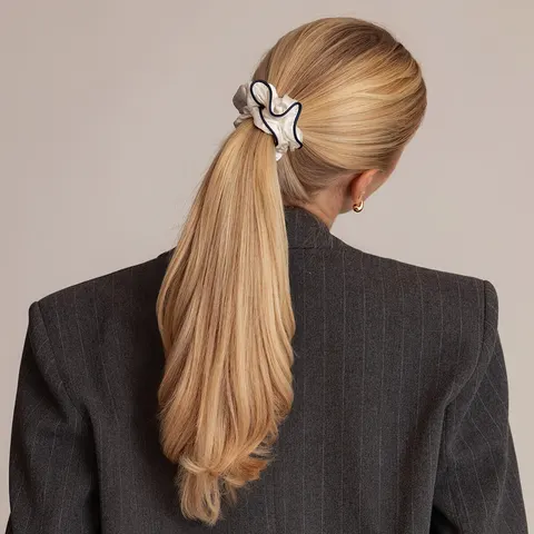 Sidenscrunchie med kantsöm Vit